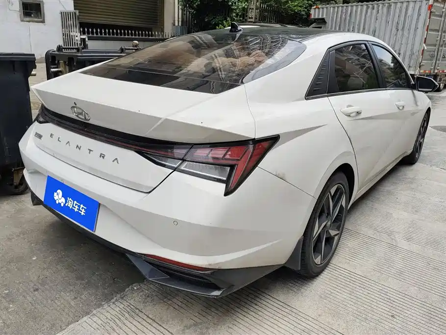 Hyundai Elantra 2021 1.5L CVT LUX Premium Edition фото 3