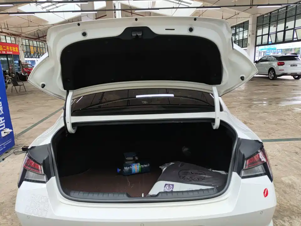 Hyundai Elantra 2021 1.5L CVT LUX Premium Edition фото 9
