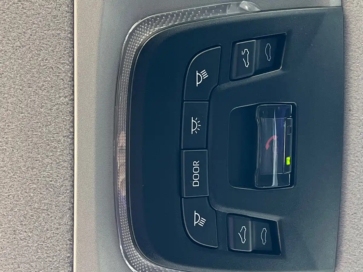 Toyota Frontlander 2023 2.0L CVT Leading Edition фото 36
