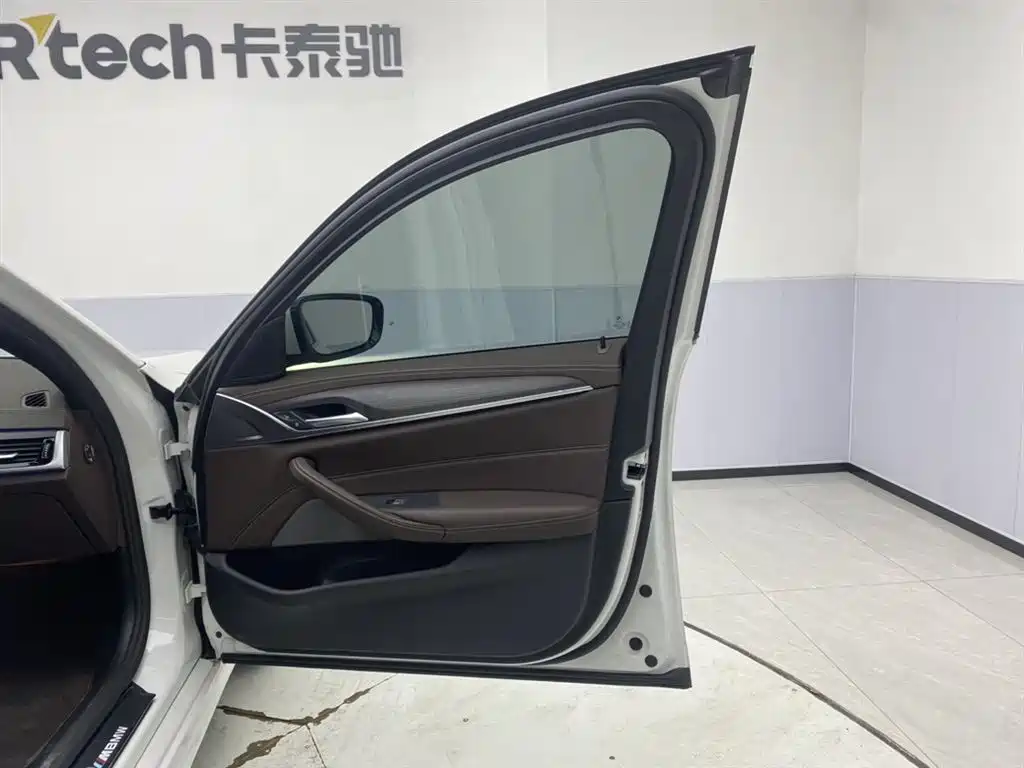 BMW 5 Series 2023 530Li Leading M Sport Package фото 24