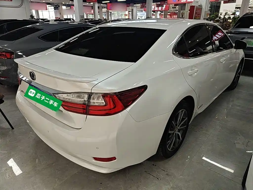 Lexus ES 2017 300h Mark Levinson Comfort Edition фото 7