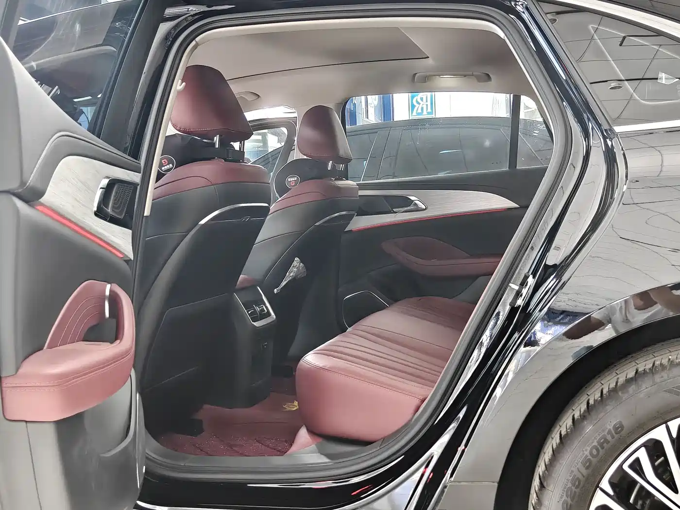 Hongqi H5 2025 2.0T Automatic Qixiang 500,000 Units Commemorative Edition фото 15
