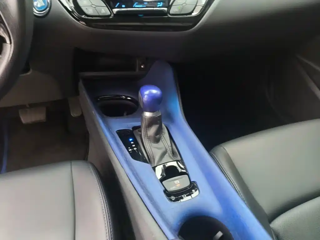 Фото 14 - Toyota C-HR