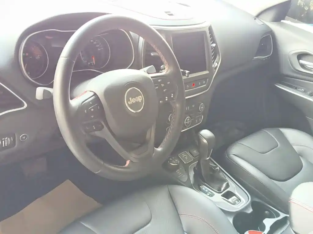 Photo 10 - Jeep Cherokee