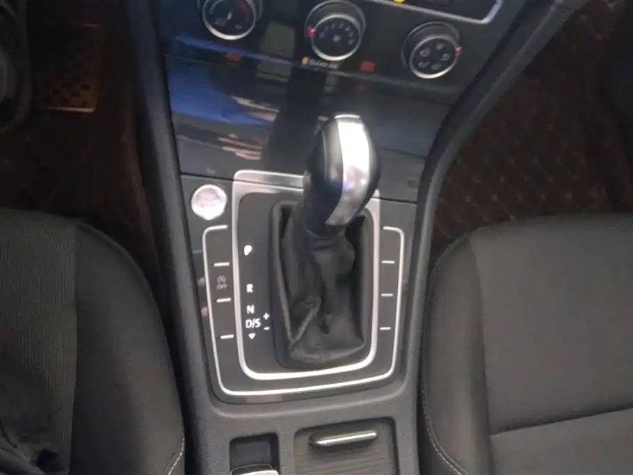 Volkswagen Golf 2020 Beloved Edition 200TSI DSG Comfort фото 16