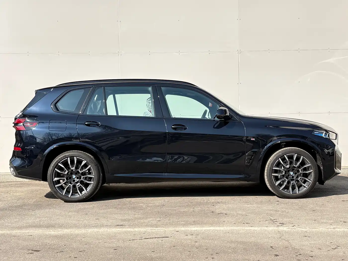 BMW X5 2025 Model xDrive 40Li M Sport Blackout Package фото 8