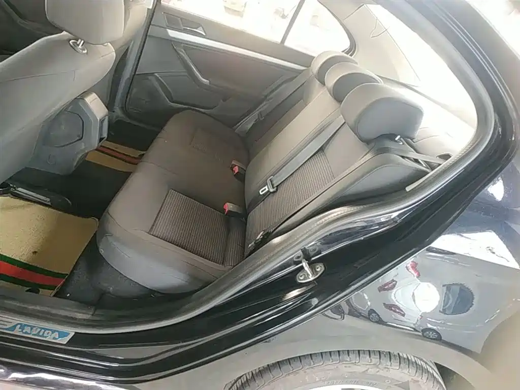 Volkswagen Lavida 2017 1.6L Manual Trend Edition фото 17
