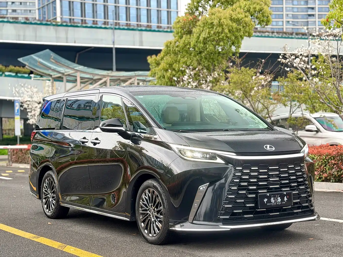 Lexus LM 2023 500h 6-Seater Prestige Edition фото 3