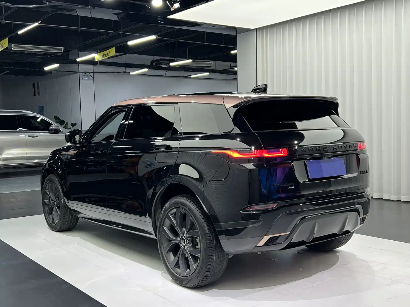 Land Rover Range Rover Evoque 2023 Range Rover Evoque L 249PS Corinthian Bronze Special Edition фото 11