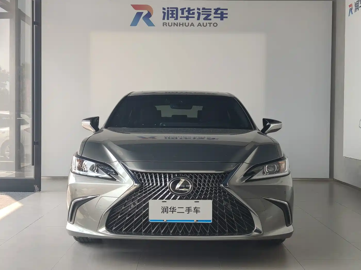 Photo 2 - Lexus ES