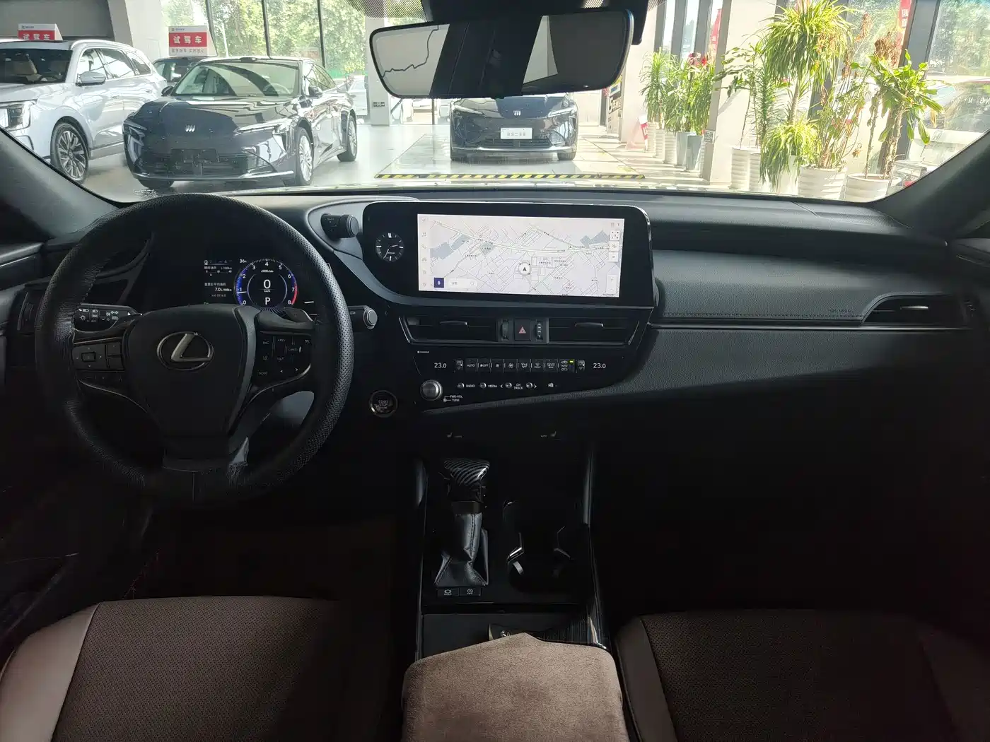 Photo 10 - Lexus ES