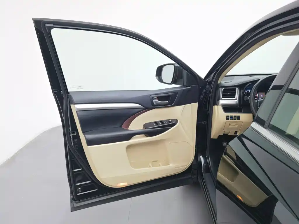 Photo 8 - Toyota Highlander
