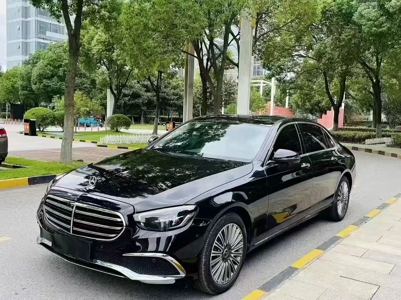 Mercedes-Benz E-Class 2023 E 300 L Fashion