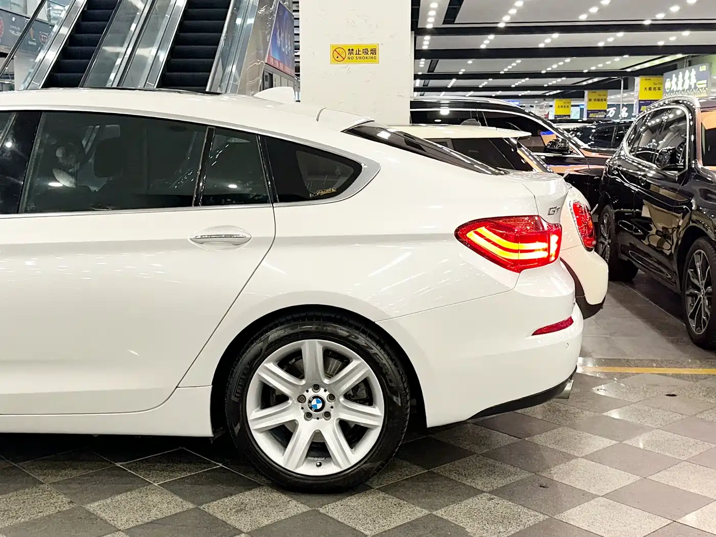 BMW 5 Series GT 2014 535i xDrive фото 13