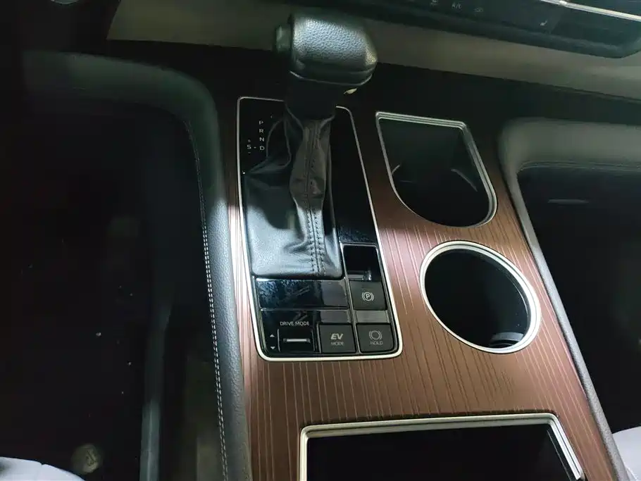 Toyota Granvia 2023 2.5L Hybrid Luxury Edition фото 16