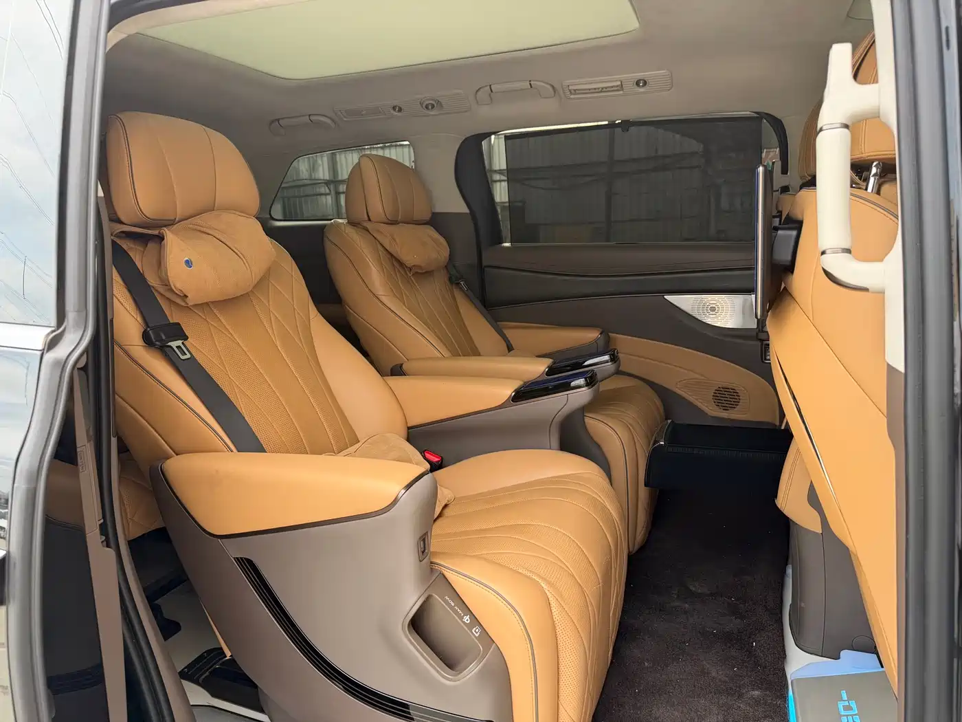 Denza D9 2022 DM-i 970 AWD Flagship фото 5