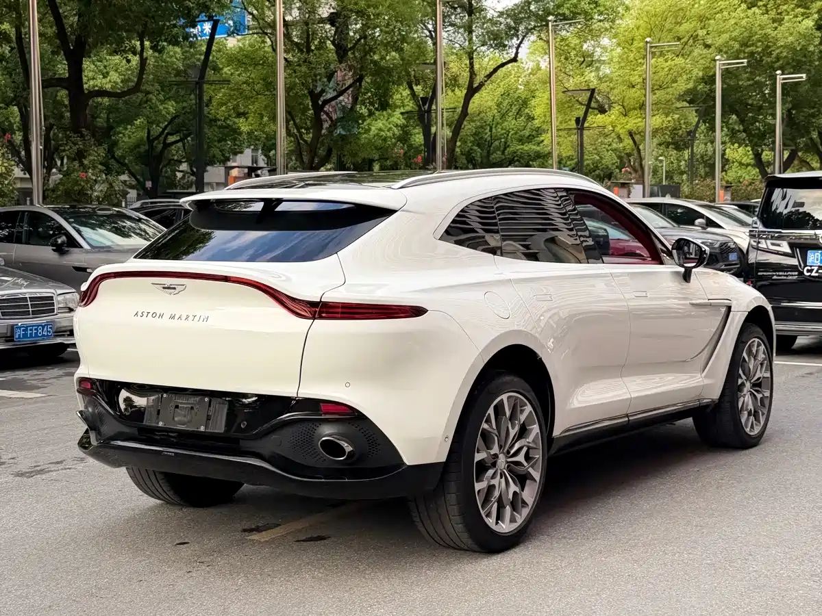 Aston Martin DBX 2025 2024 4.0T V8