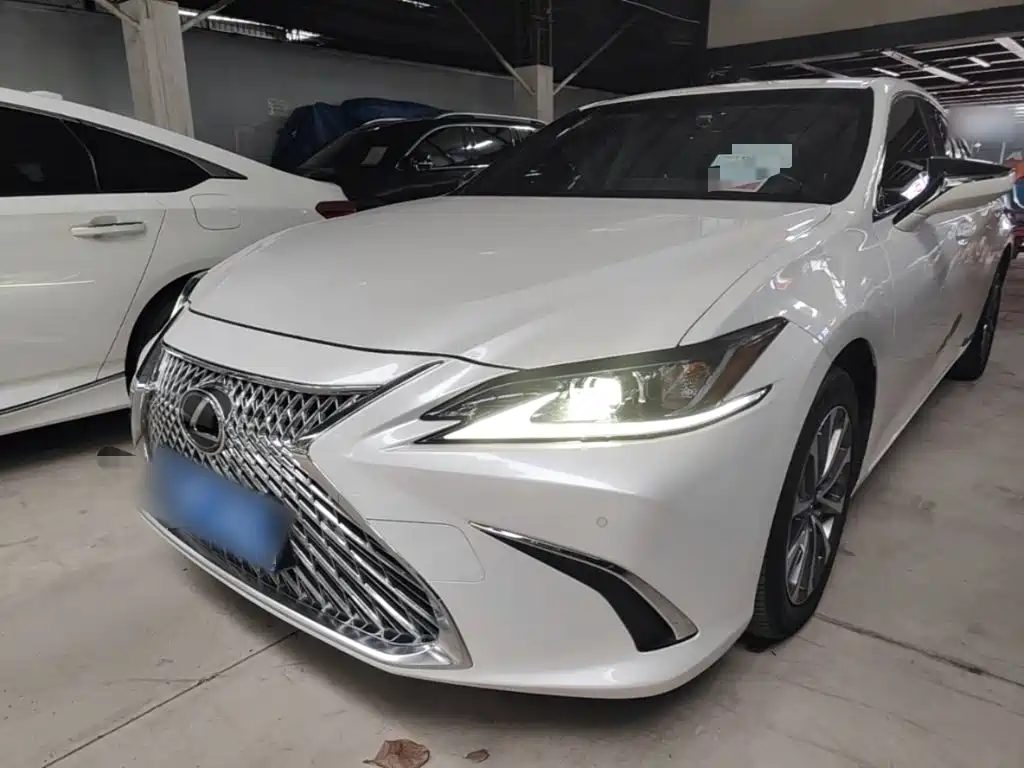 Фото 2 - Lexus ES