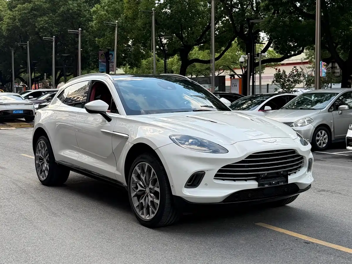 2025 Aston Martin DBX