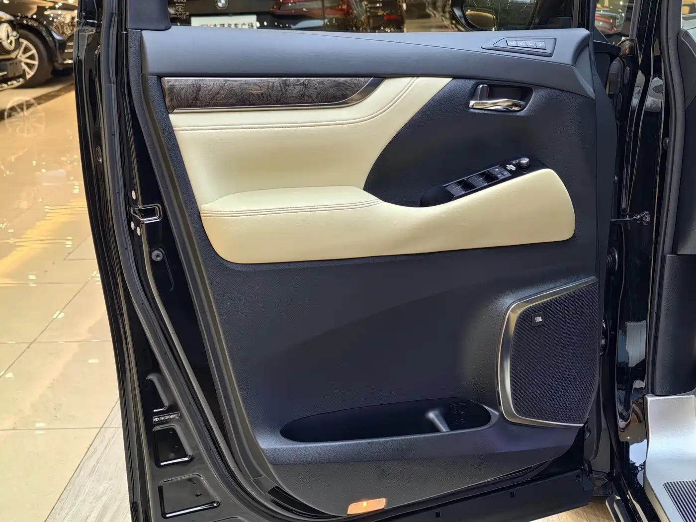 Toyota Alphard 2021 Hybrid 2.5L Premium фото 4