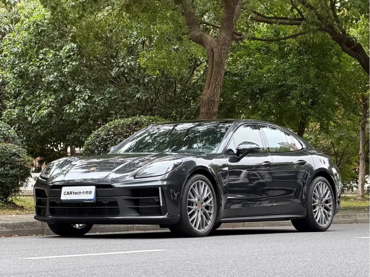 Photo 1 - Porsche Panamera