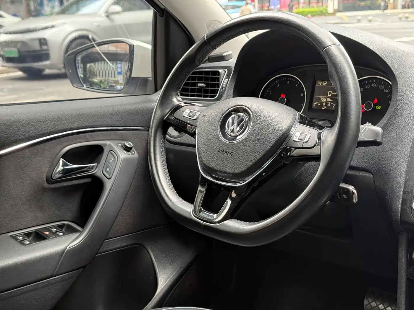 Volkswagen Polo 2014 1.6L Automatic Luxury Edition фото 18