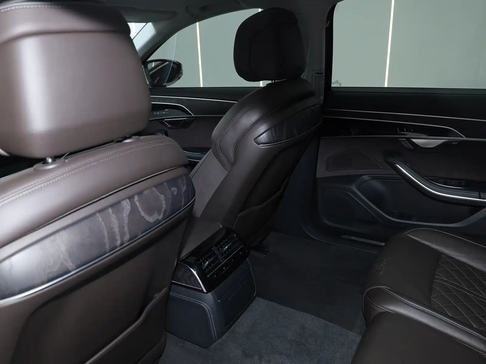 Photo 32 - Audi A8