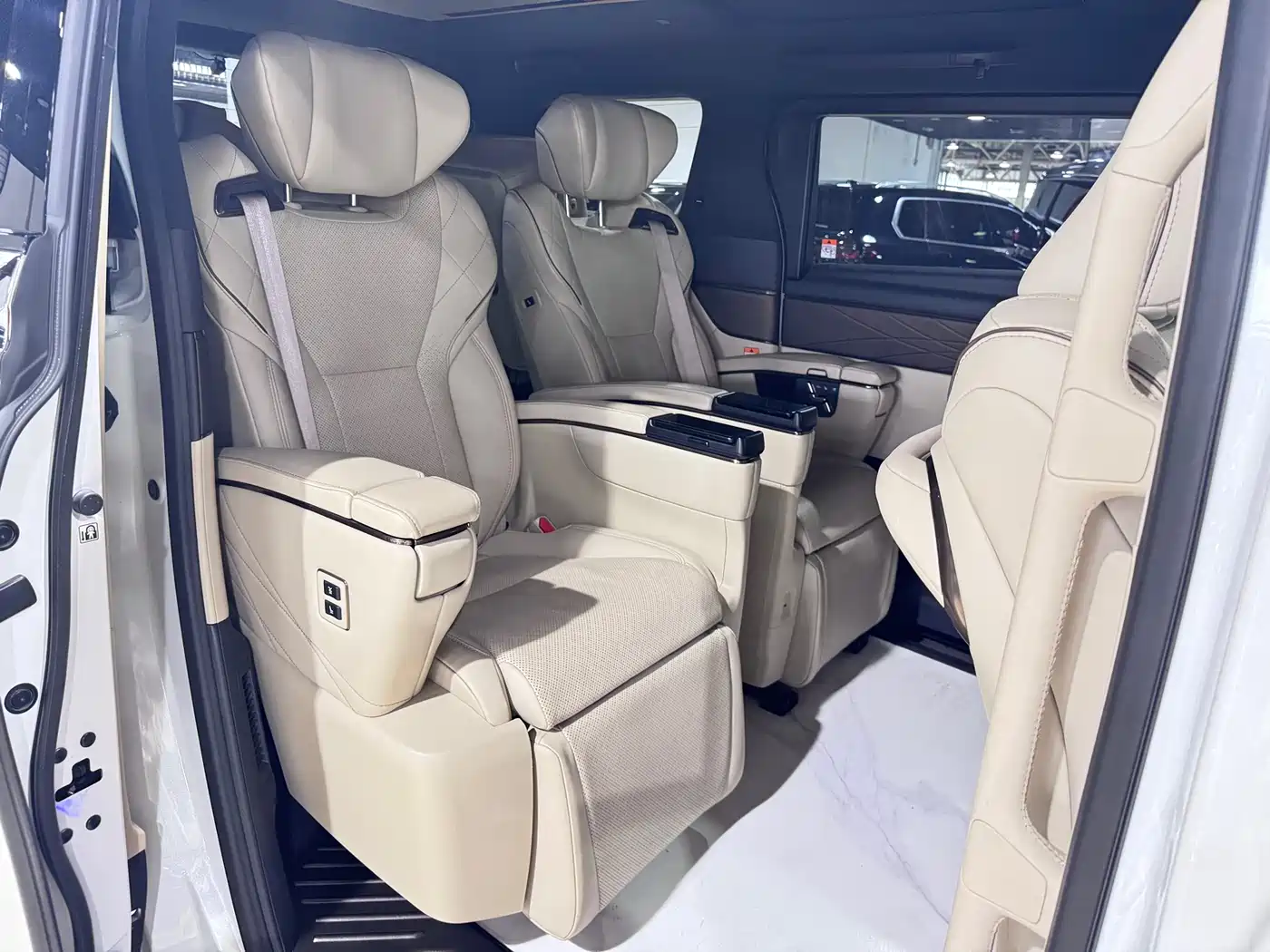 Toyota Vellfire 2024 Crown Hybrid 2.5L Premium Edition фото 7