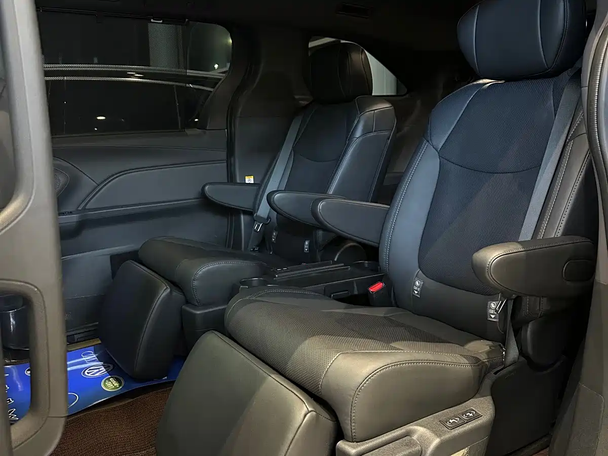 Toyota Sienna 2024 2.5L Hybrid 4WD Premium Edition фото 8