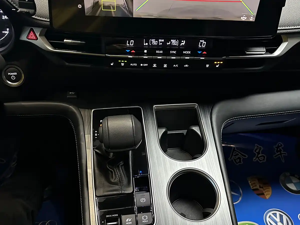 Toyota Sienna 2024 2.5L Hybrid 4WD Premium Edition фото 16