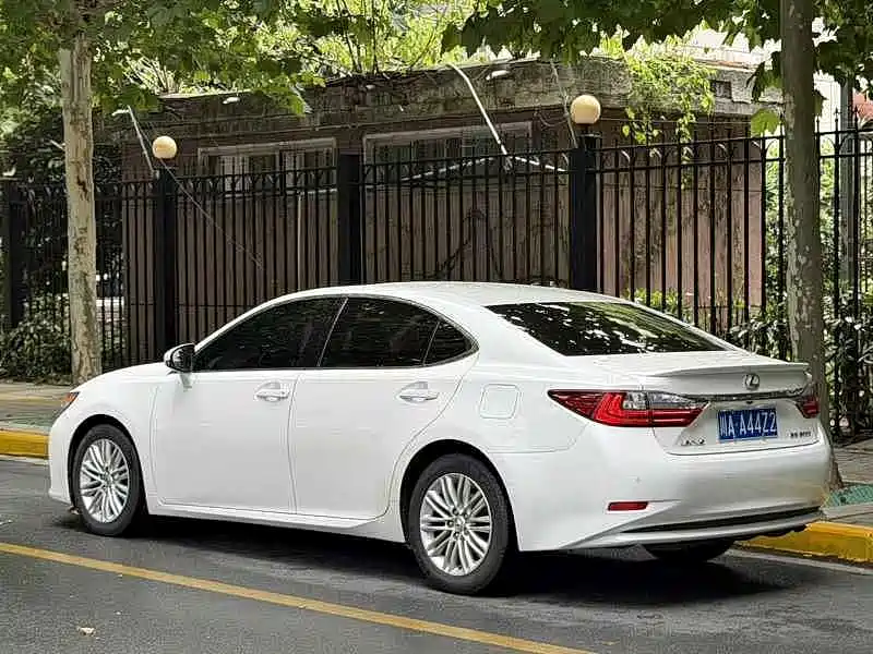 Фото 16 - Lexus ES