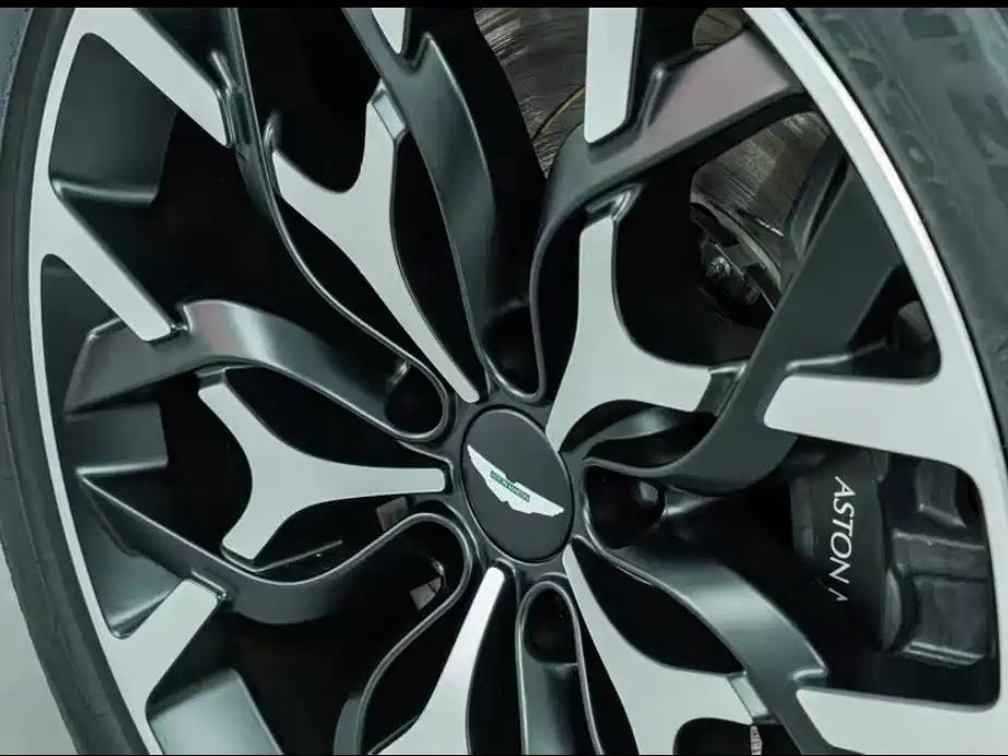 Aston Martin DBX 2020 4.0T V8 фото 6