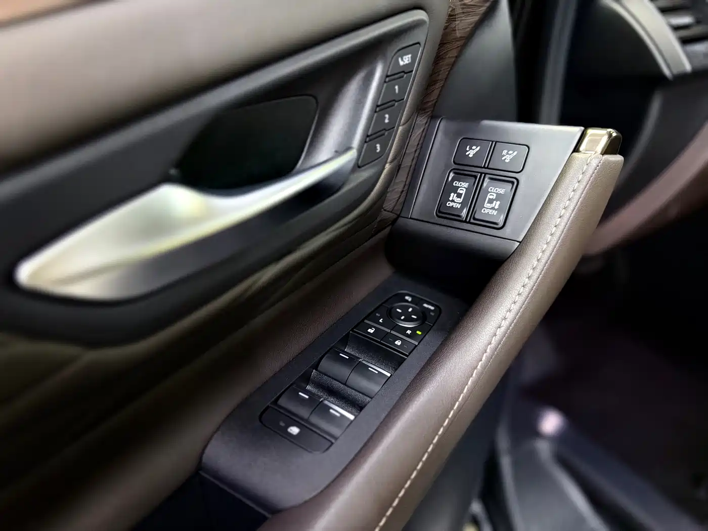 Toyota Alphard 2025 Hybrid 2.5L Ultimate Gold Edition фото 7