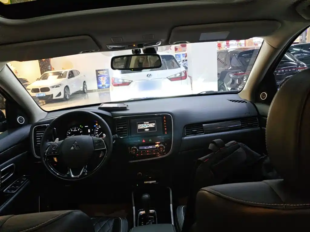 MITSUBISHI OUTLANDER