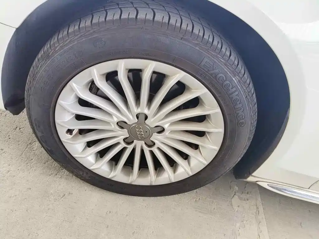Photo 7 - Audi A4L