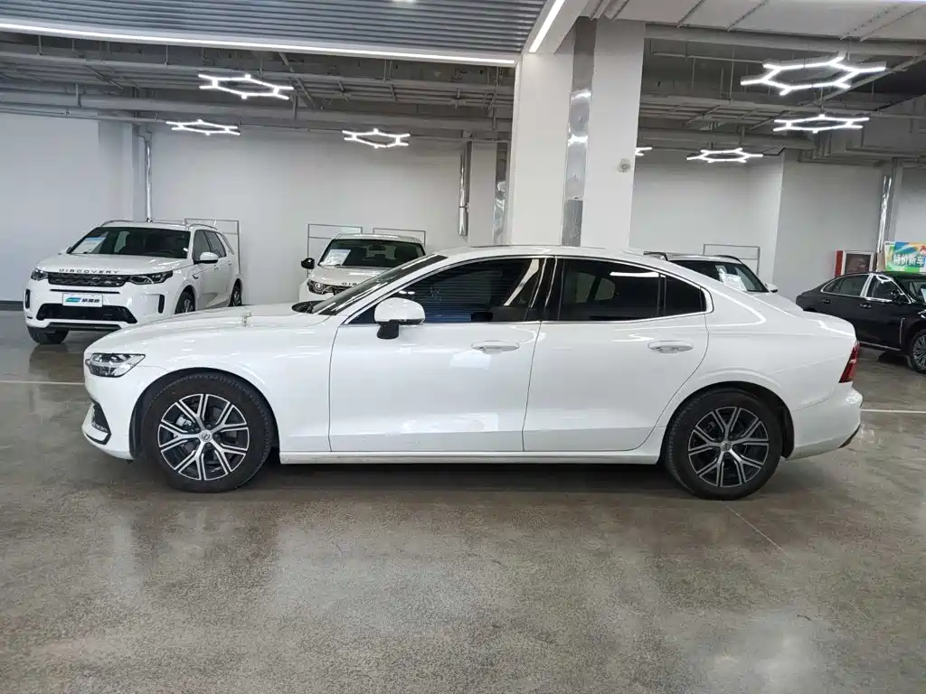 Volvo S60 2025 2026 B4 Smart Luxury Edition