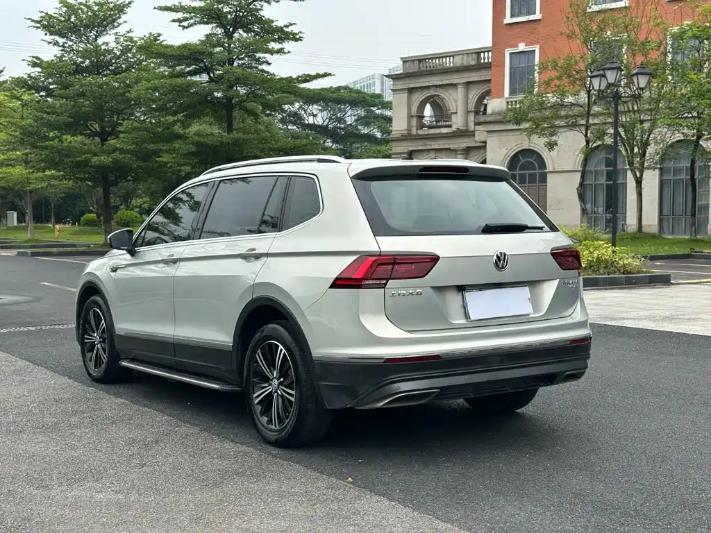 صورة 14 - Volkswagen Tiguan L