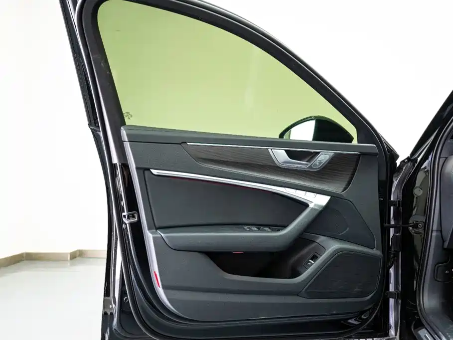 Фото 13 - Audi A6L