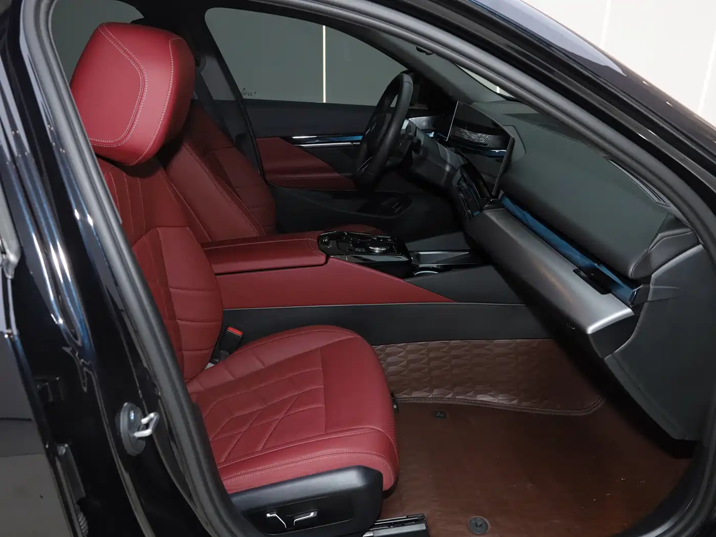 BMW 5 Series 2025 530Li Leading M Sport Package фото 18