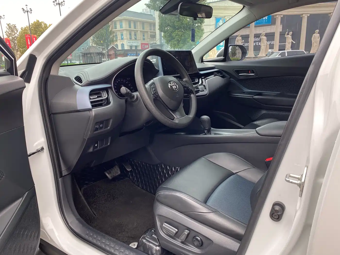 Toyota IZOA 2025 2023 2.0L 20th Anniversary Platinum Edition