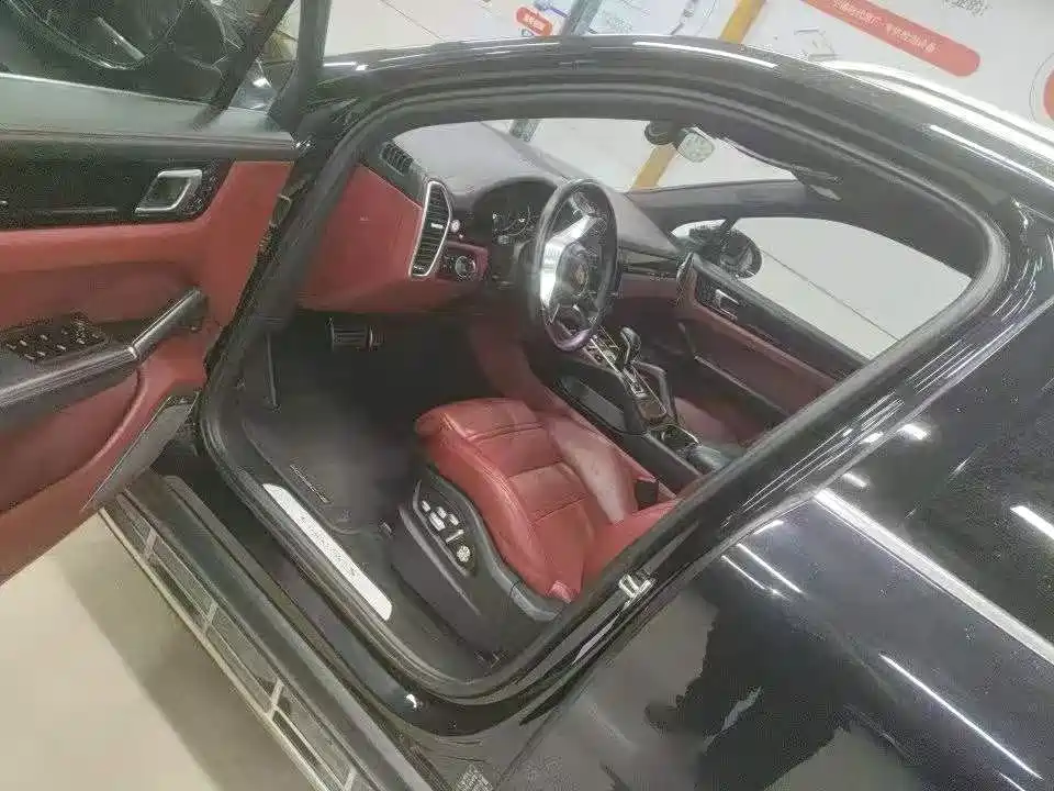 Photo 5 - Porsche Cayenne