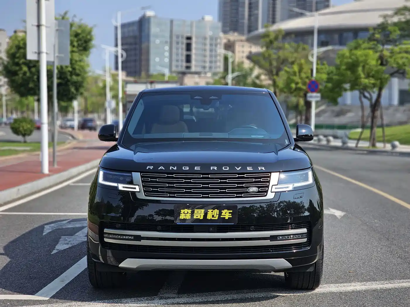 Land Rover Range Rover 2023 3.0 L6 400PS Golden Age 7-Seater Long Wheelbase фото 2