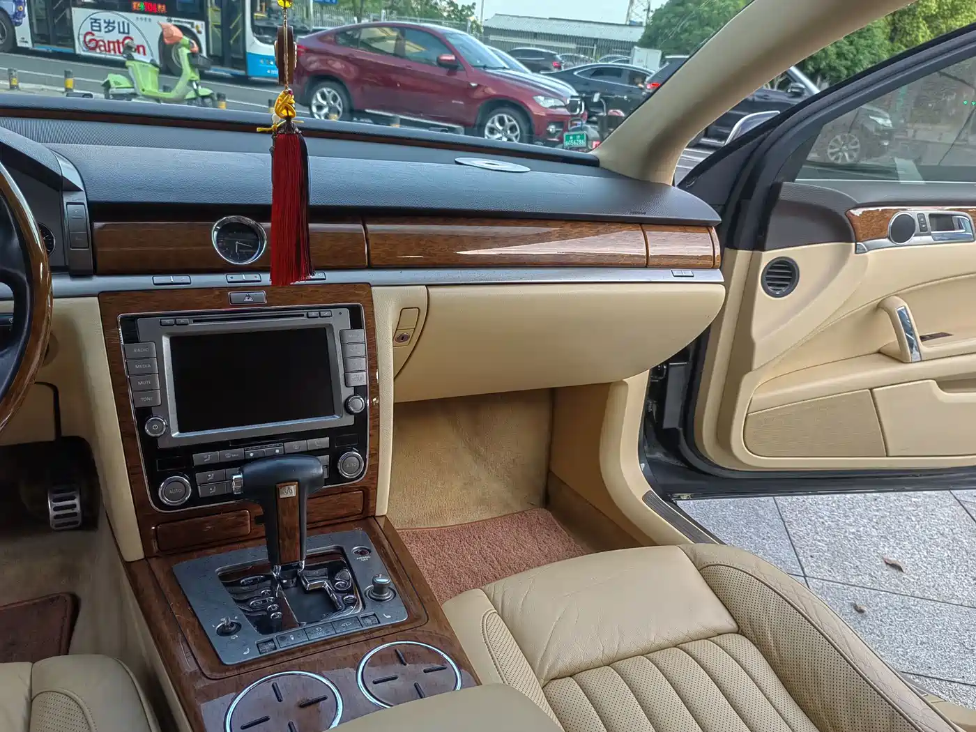 Volkswagen Phaeton 2011 3.6L V6 5-seat Extended Business Edition фото 16