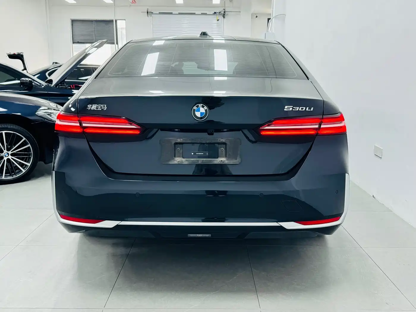 BMW 5 Series 2025 530Li Leading Luxury Package фото 3