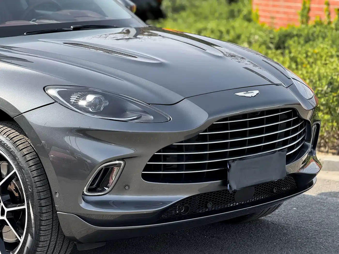 ASTON MARTIN DBX