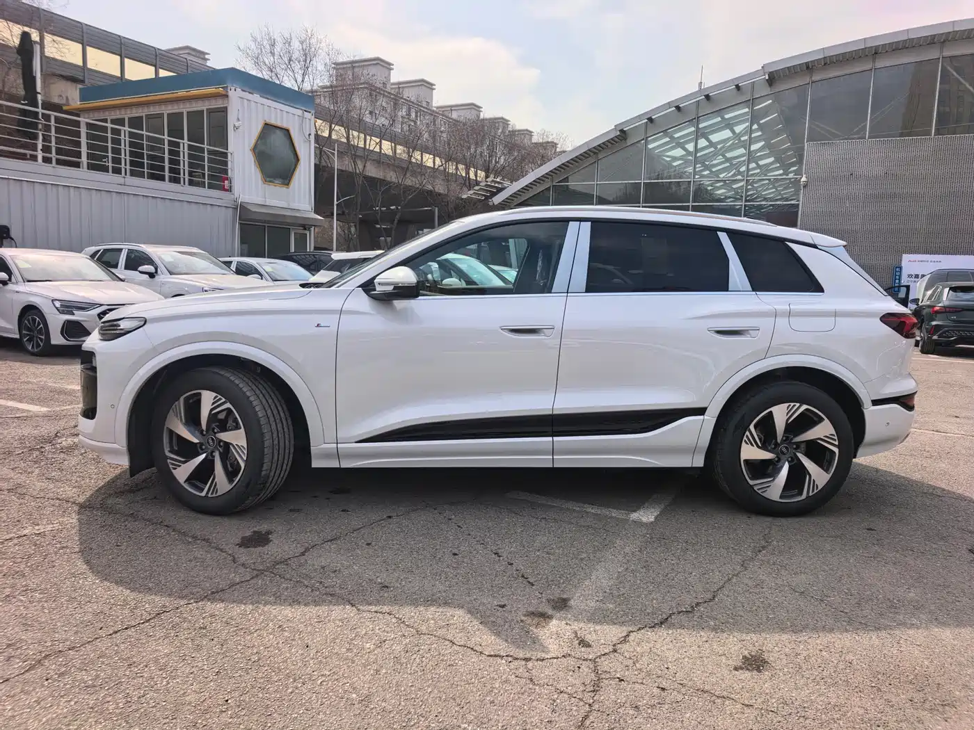 AUDI Q6L E TRON