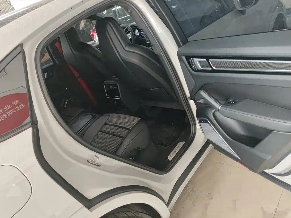 Photo 4 - Porsche Cayenne