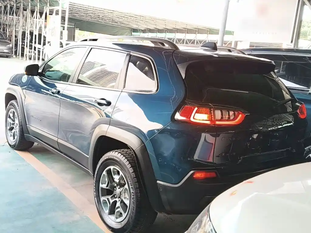Photo 5 - Jeep Cherokee