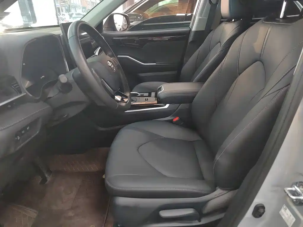 Photo 10 - Toyota Highlander