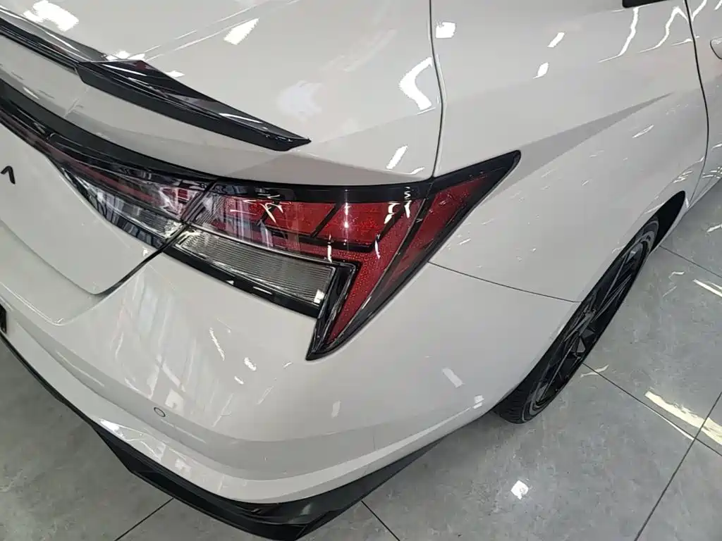 Photo 8 - Hyundai Elantra
